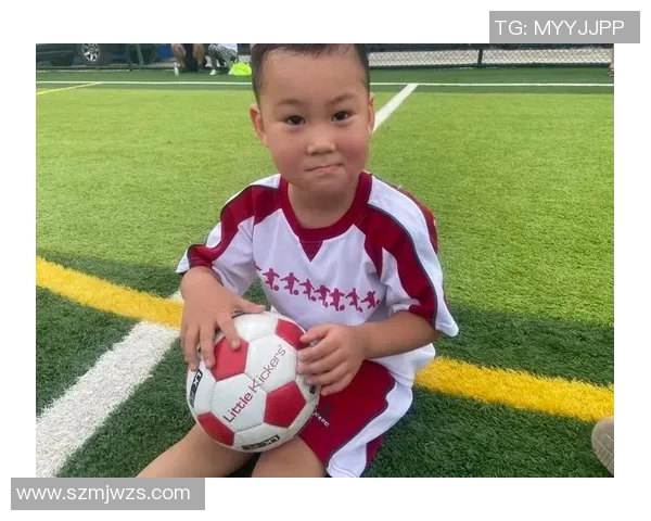 小孩巧妙戏耍足球明星的趣味瞬间引发全场欢笑与惊叹