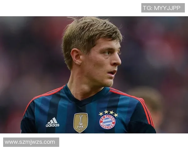 欧美女足球明星手握足球展现运动魅力与风采的精彩瞬间